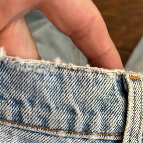 Vintage Levi’s 560 Distressed Blue Denim Jeans Loose Fit Taper Leg Style Casual - Picture 13 of 16